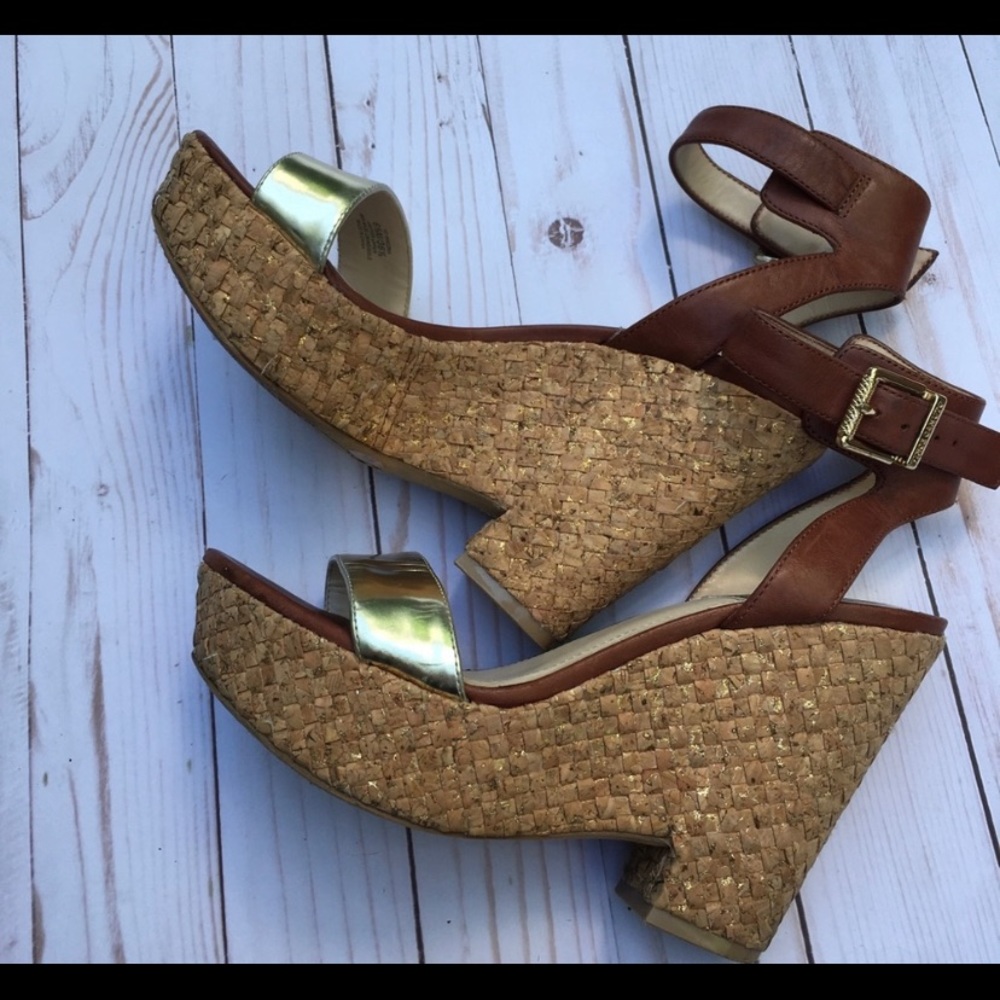 5 for $40🔥Vince Camuto Wedge Sandal Gold 6.5M
